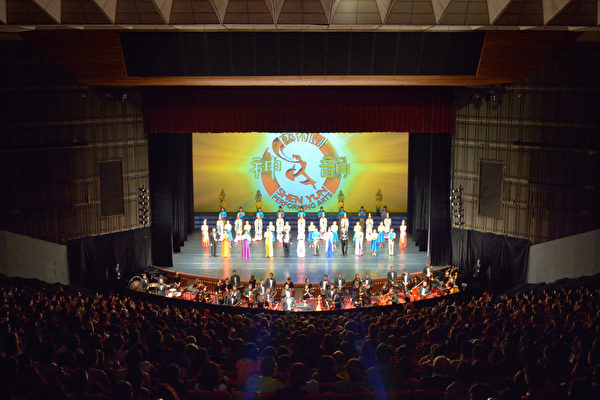 2013年2月22日晚間，神韻巡迴藝術團在台北國父紀念館進行台北場第三場演出再度座無虛席，觀眾讚賞神韻找回中華神傳文化的精髓。(攝影:林伯東/大紀元)