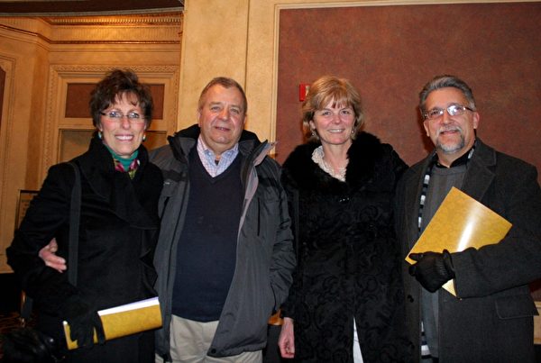 音乐教师Jeff Gottwig（右一）和太太及朋友一行四人观看了2月23日晚的神韵演出，赞赏神韵的交响乐团是世界一流水准。（摄影：温文清/大纪元）