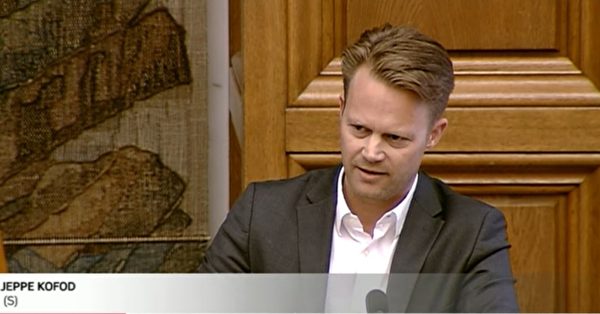 丹麥執政黨，社會民主黨外事發言人、議員耶普•寇夫德（Jeppe Kofod）在丹麥國會「共產中國司法狀況」答辯會上發表演講。（丹麥國會官方網站直播錄像截圖）