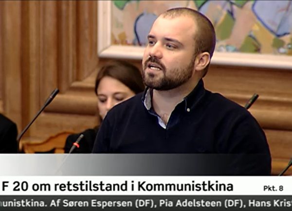 丹麥紅綠聯盟黨的外事發言人尼可萊•維魯姆森（Nikolaj Villumsen)在丹麥國會「共產中國司法狀況」答辯會上提問（丹麥國會官方網站直播錄像截圖）