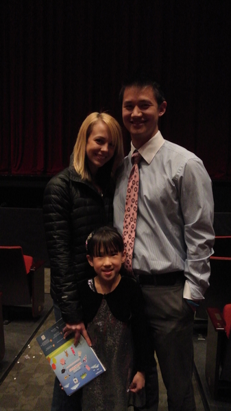 新墨西哥大学的学生Madison和Rick带着自己的小侄女观看了3月5日新墨西哥大学校园的帕皮嘉伊厅上演的神韵演出。（摄影：张子纯／大纪元）