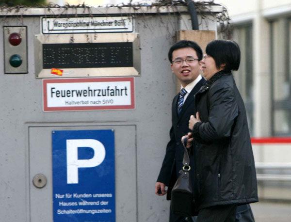 慕尼黑中領館副總領事王彥敏及其同事陳某於2008年3月11日下午，離開慕尼黑托尼卡爾演出公司。（大紀元圖片庫）