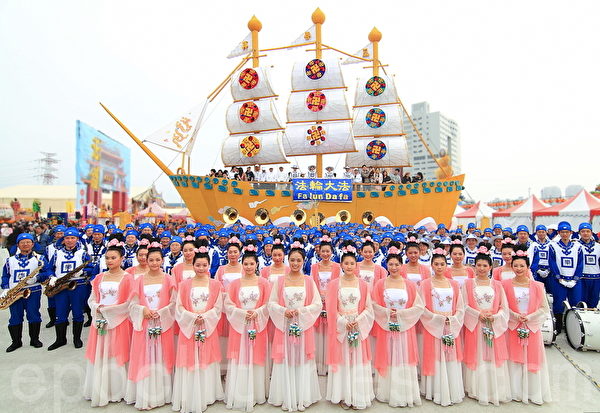 組圖:世界最大法船花燈台灣燈會吸引眾多人潮 
