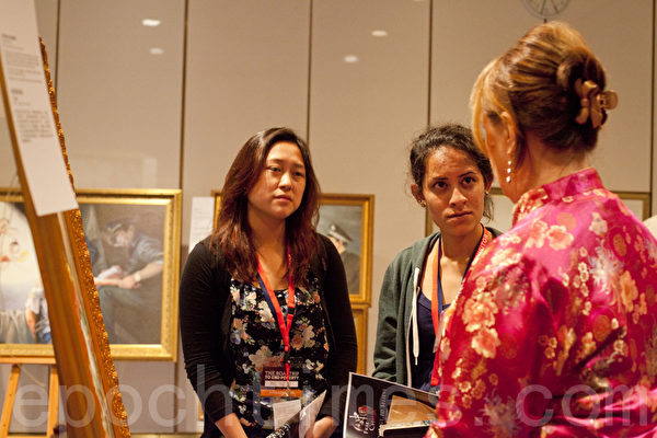 在澳洲國會裡的工作人員在聽解說員的講解。（攝影：袁麗/大紀元）