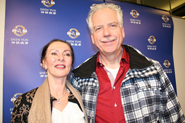 前职业芭蕾舞演员Silvia Groot女士与Peter van Eijsendoorn　结伴观看了神韵纽约艺术团于3月18日在荷兰海牙的第一场演出。（摄影：容法/大纪元）