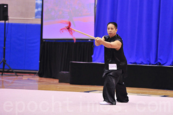 2011年第三屆「全世界華人武術大賽」在紐約舉行。來自中國的王百利以家傳烏龍槍功法獲得男子器械組冠軍。（攝影：戴兵/大紀元）