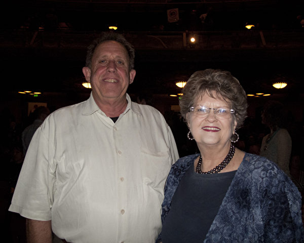 圣塔克拉拉县一家非盈利组织的执行董事Bruce先生与太太看了当晚的演出后赞叹“演出精彩纷呈”。（摄影：马有志／大纪元）