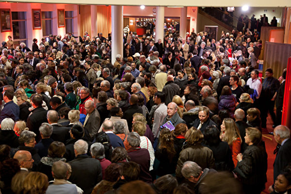 2013年3月26日美国神韵纽约艺术团在瑞士名城洛桑首场演出爆满。图为挤满剧场前厅的观众。（摄影：吉森/大纪元）
