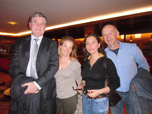 银行家Enrico Gaspare先生（左一）携夫人和朋友一起观看了3月27日美国神韵纽约艺术团在瑞士洛桑神韵演出，他表示，演出“非常壮观精彩，宏伟壮丽！”。（摄影：章乐/大纪元）