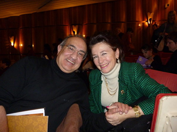 2013年3月27日，曾经拥有多所私立学校的Hormoz Kechavarz-de Cocatrix先生携夫人isabelle一起在洛桑博略剧院观看了美国神韵纽约艺术团的演出。（摄影：关宇宁/大纪元）