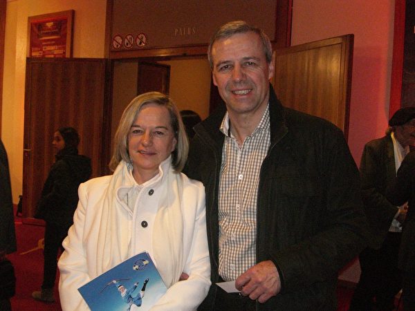 2013年3月27日，企業生產部負責人Claude-Alain Mourot攜夫人觀看了美國神韻紐約藝術團在瑞士洛桑博略劇院的第二場演出。（圖片：大紀元）