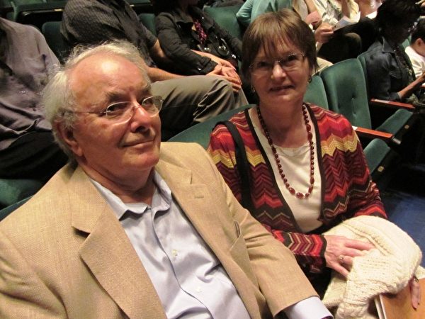 Irma Suplee女士和丈夫Tom Suplee觀看了3月30日神韻國際藝術團在西雅圖麥考劇院的第三場演出。（摄影：璞玉/大纪元）