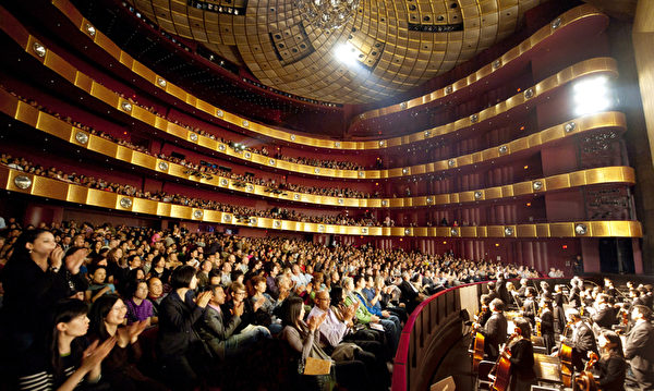 總部設立在紐約的神韻藝術團成立6年以來，每年的世界巡演風靡全球，聲名遠播。2013年度神韻全球巡演連創佳績。絕大多數場次爆滿，票價是國際一流劇院的主流社會觀眾的高價位票價，吸引全球各族裔觀眾，獲全球各族裔各界觀眾及海外華人的讚譽和認同。圖為2012年4月21日紐約林肯中心的觀眾在觀看神韻紐約藝術團的演出。（攝影：戴兵／大紀元）