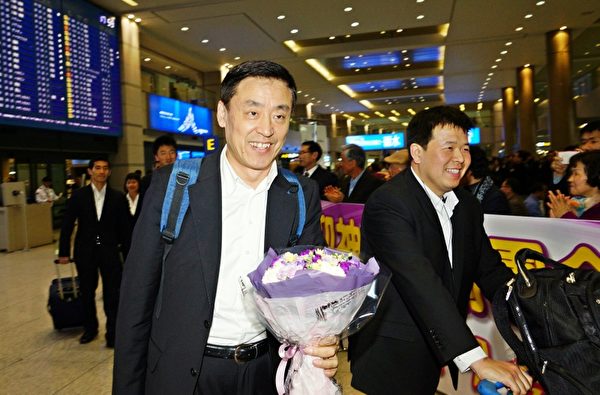 神韻演員抵達韓國仁川機場，受到粉絲熱烈歡迎。（攝影：金國煥／大紀元）