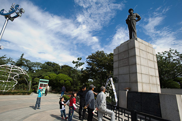 仁川的象徵之地、人氣最旺的拍攝勝地自由公園裡建造的麥克阿瑟銅像（仁川市廳提供）