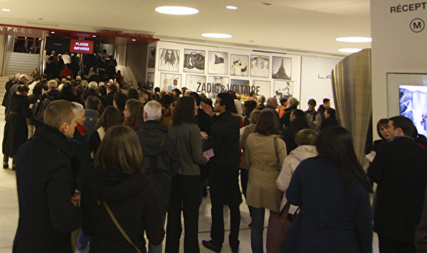 美國神韻紐約藝術團2013年4月12日晚在巴黎國際會議中心的演出爆滿，逾三千名觀眾在演出開始前排起長龍等待入場。（攝影：葉蕭斌/大紀元）