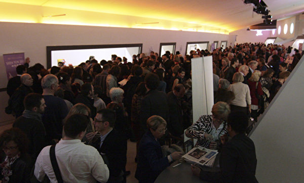 美國神韻紐約藝術團2013年4月12日晚在巴黎國際會議中心的演出爆滿，中場休息時，演出大廳外的走廊裡擠滿了觀眾。（攝影：葉蕭斌/大紀元）