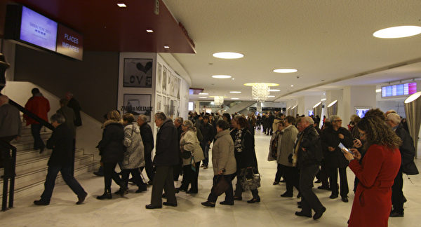 美國神韻紐約藝術團在巴黎國際會議中心的第二場演出前，觀眾入場。（攝影：葉蕭斌/大紀元）