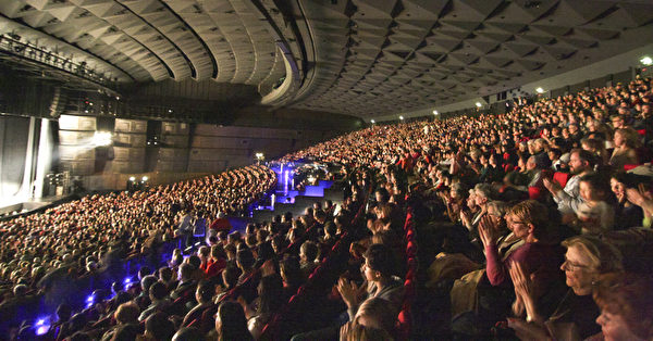 2013年4月13日下午，美國神韻紐約藝術團在能容納3600名觀眾的巴黎國際會議中心的演出爆滿。演出前因票房火爆，劇場把平時不打開的座位也開放了。圖為觀眾們對藝術家們的精彩表演報以熱烈的掌聲。（攝影：葉蕭斌/大紀元）