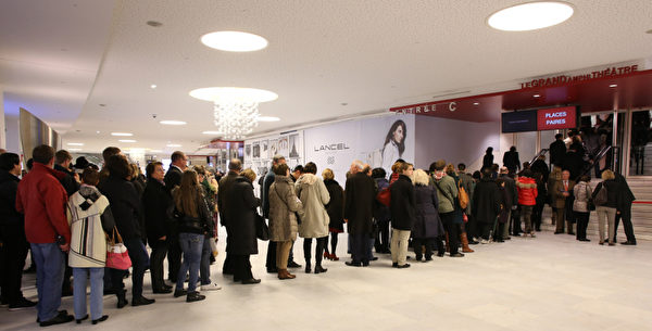 美國神韻紐約藝術團2013年4月12日晚在巴黎國際會議中心的演出爆滿，逾三千名觀眾在演出開始前排起長龍等待入場。（攝影：看中國）