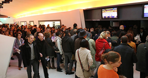 美國神韻紐約藝術團2013年4月12日晚在巴黎國際會議中心的演出爆滿，逾三千名觀眾在演出開始前排起長龍等待入場。（攝影：看中國）
