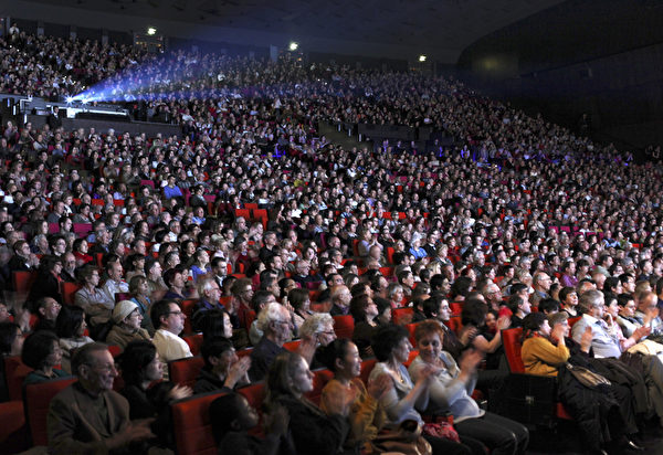 2013年4月13日下午，美國神韻紐約藝術團在能容納3600名觀眾的巴黎國際會議中心的演出爆滿。演出前因票房火爆，劇場把平時不打開的座位也開放了。圖為觀眾們對藝術家們的精彩表演報以熱烈的掌聲。（攝影：大紀元）