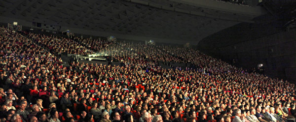 2013年4月13日下午，美國神韻紐約藝術團在能容納3600名觀眾的巴黎國際會議中心的演出爆滿。演出前因票房火爆，劇場把平時不打開的座位也開放了。圖為滿場觀眾聚精會神地觀看演出。（攝影：大紀元）