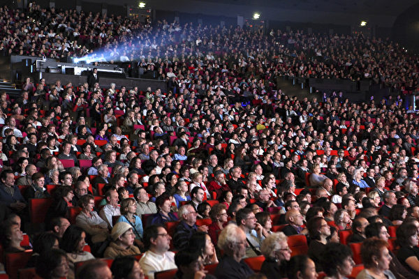 2013年4月13日下午，美國神韻紐約藝術團在巴黎國際會議中心的第二場演出，3600多座位的演出大廳座無虛席。（攝影：大紀元）