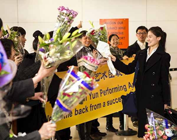 美國神韻紐約藝術團在圓滿結束2013年度歐洲巡演後返回美國，4月15日，早早在此等候的上百位神韻粉絲一片歡騰聲：「歡迎神韻！載譽歸來！」（攝影：愛德華／大紀元）