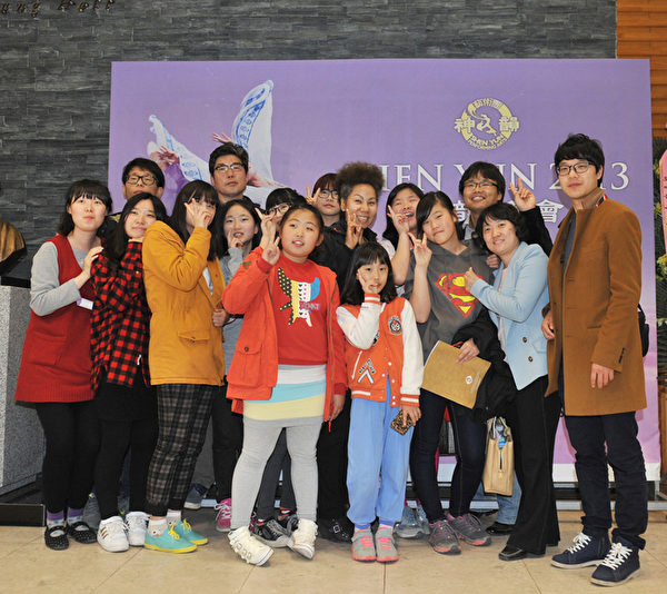 为了纪念成立了多文化学校，歌手仁顺伊与新成立的多文化学校师生们一起观看了神韵演出。（摄影： 郑仁权/大纪元）