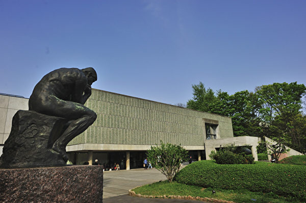 上野公园内的国立西洋美术馆，为世界著名的建筑设计，据政府资料显示，该馆正在申请世界文化遗产。（摄影：牛彬／大纪元）
