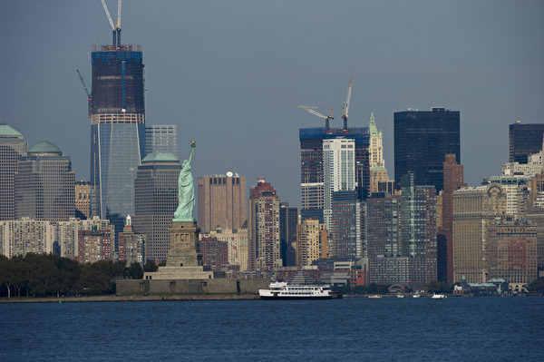 紐約自由女神與新世貿中心自由塔（攝影：戴兵／大紀元）