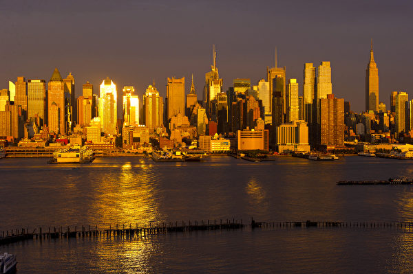 紐約夕陽中的曼哈頓（攝影：戴兵／大紀元）