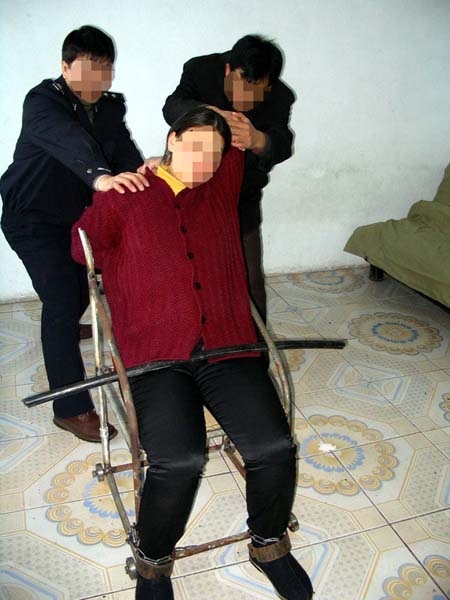 酷刑演示：坐铁椅子（圖片來源：明慧網）