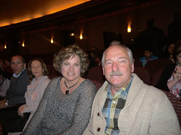 室內設計師Sandy Behrens女士與Kent Macpeek先生觀看了4月19日在聖路易斯皮博迪歌劇院的神韻晚會後表示演出之精彩令他們如醉如癡。（攝影：溫文清/大紀元）