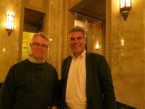 2013年4月20日晚，Carmody MacDonald律師事務所首席律師Mark B. Hillis（左）、Heartland Bank總裁David Minton一同觀看了美國密蘇里州聖路易斯市皮博迪歌劇院的神韻演出。（攝影：唐明鏡/大紀元）