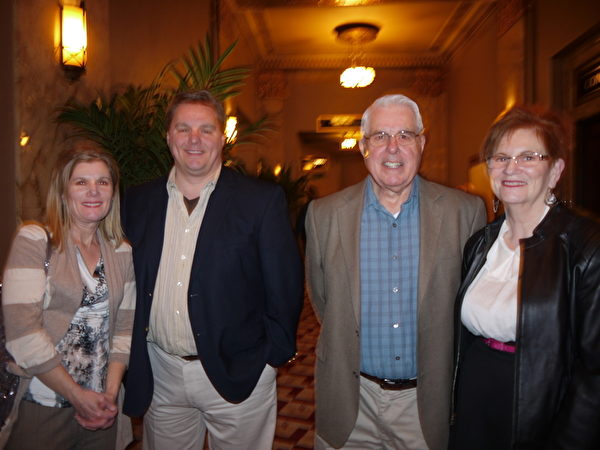 退休銀行家Allen Loeffelman（右二）和兒子Ed Loeffelman、兒媳Karen Loeffelman和朋友Sandy Mckay一起觀看了4月20日晚在聖路易的神韻演出後讚歎天幕設計十分巧妙。（攝影：溫文清/大紀元）

