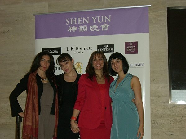 Advanced Back Technologies的首席執行官與音樂家Maria Cuccia（左三）與三位女兒——舞蹈教師Marissa（左一）、商業模特與攝影師Rachel（左二）和藝術家Vanessa（左四）在2013年4月24日紐約神韻晚會。（攝影：徐竹思/大紀元）
