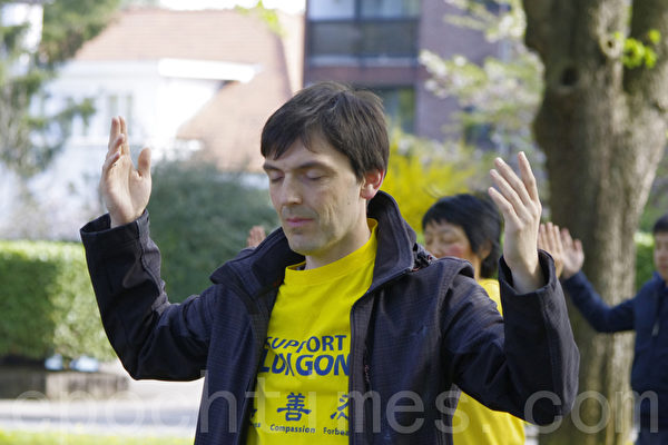 比利時法輪功學員佩迪讓先生前來參加和平抗議活動，他認為自己有責任幫助中國人，支持中國的法輪功學員，一同制止這場迫害。（攝影：凌宇/大紀元）
