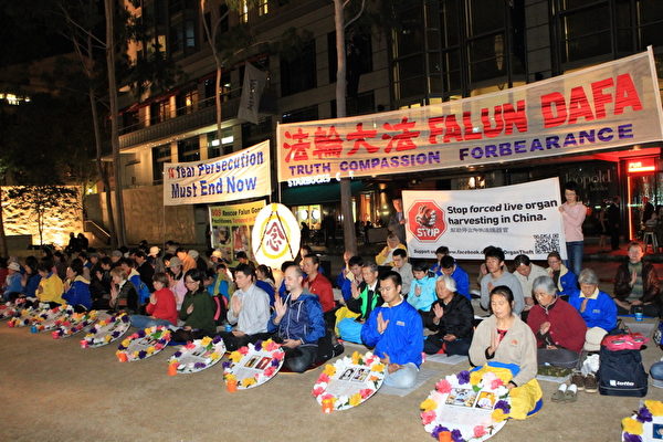 2013年4月25日晚上6点至8点，墨尔本法轮功学员在市政广场举行烛光活动，纪念“4.25”北京和平上访日。（摄影：陈明/大纪元）