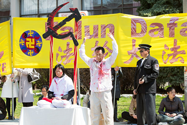 集会当天，以真人模拟酷刑的方式，展示法轮功学员在中国大陆遭受的迫害。（摄影：艾文／大纪元）