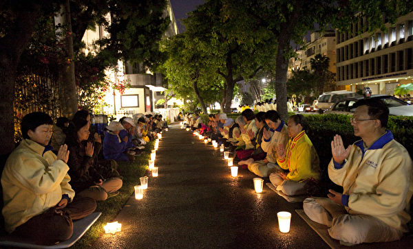 圖：4月25日，洛杉磯法輪功學員在中領館前集會，用燭光悼念在中共持續14年的殘酷迫害中失去生命的法輪功學員。（攝影：季媛/大紀元）