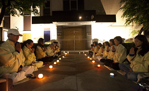 圖：4月25日，洛杉磯法輪功學員在中領館前集會，用燭光悼念在中共持續14年的殘酷迫害中失去生命的法輪功學員。（攝影：季媛/大紀元）