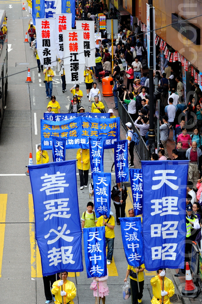 香港法輪功學員4月28日舉行反迫害集會遊行，紀念4.25和平大上訪14周年，隊伍途經港島區各個鬧市區，宏大的陣勢和美好的音樂吸引許多民眾觀看。（攝影：宋祥龍／大紀元）