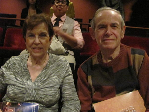 退休化学药剂生产商Harold Moss先生和太太Gloria Moss认为神韵很美（摄影：唐超/大纪元）