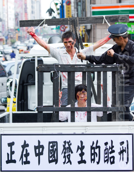 2012年7月21日，台湾法轮功学员于台中市举行720反迫害游行，模拟酷刑车向人们展示了13年来法轮功学员在大陆所遭受的残酷迫害。（摄影：陈柏州 / 大纪元）