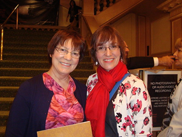 賓州青年合唱團的創始人和藝術總監愛琳‧芬麗女士（Eileen Finley 左）和鋼琴伴奏愛琳‧菲爾茲女士（Eileen Fields 右）。（攝影：潘美玲/大紀元）