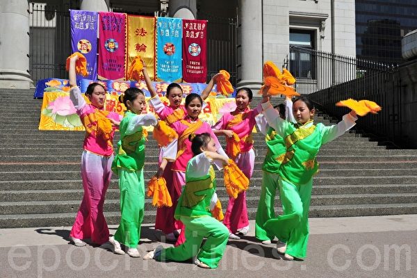 大温地区的法轮功学员在温哥华艺术馆前一起庆祝法轮大法洪传二十一周年。（摄影：景浩/大纪元）