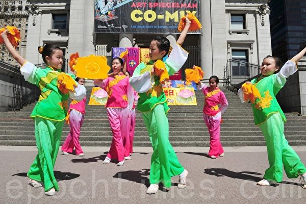 大温地区的法轮功学员在温哥华艺术馆前一起庆祝法轮大法洪传二十一周年。（摄影：景浩/大纪元）