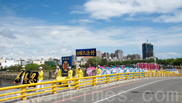 踩街游行队伍通过台南安平港安亿桥。（摄影：李愿／大纪元）